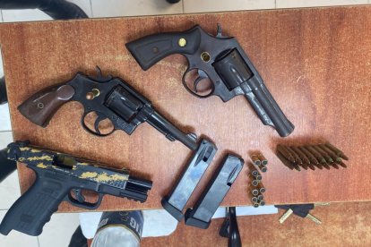 Un fusil, dos revólveres y un arma  traumática son parte de las evidencias.
