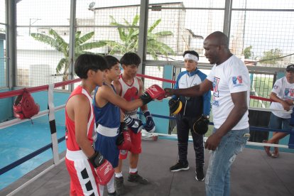 Segundo Mercado con los campeones nacionales de box, hablando en la Isla Trinitaria.