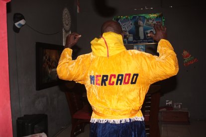 Segundo Mercado y la capucha que utilizó en 1994 cuando peleo por el campeonato Mundial.