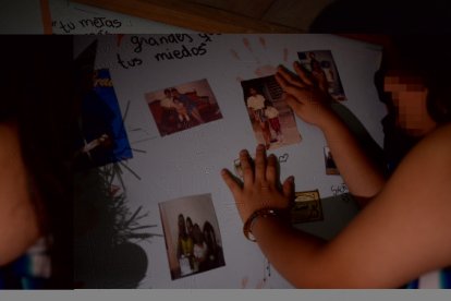 La mayor de las niñas guarda como un tesoro  las fotografías de su madre, las cuales están colgadas en la pared de su dormitorio.