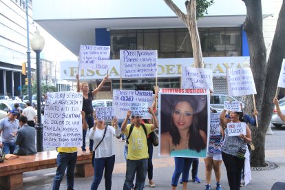Familiares y amigos de Daysi realizaron varios plantones afuera de la Fiscalía para pedir justicia.
Plantón por el caso de la mujer atacada con acido en Los Vergeles. Enero 06, 2017 Guayaquil, Ecuador Gabriel Mieles / Expreso Agencia (ag-expreso)