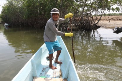 Aquiles sortea obstáculos con un palo que le sirve de remo.