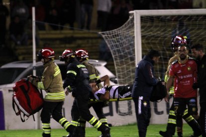 Robert Cabrera cuando fue sacado del estadio.
