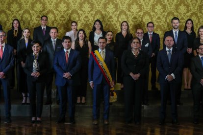 Los ministros entrantes con el presidente  Daniel Noboa, todos ‘elegantosos’ en el Salón Amarillo de Carondelet. Solo faltó Abad.