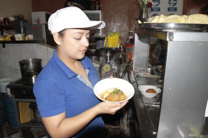 Este es el famoso bolón con huevo frito y juguito de  carne.