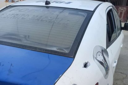 Cuatro vehículos policiales quedaron afectados.