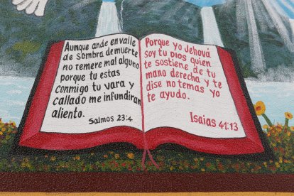 Los mensajes cristianos en las paredes de la casa afectada.