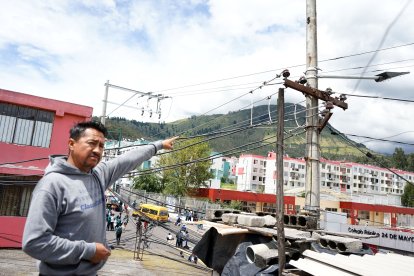 Édgar Canchignia mostró los cables que pasan sobre su propiedad.