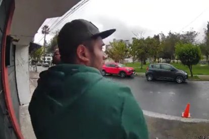 Dos sujetos fueron captados por una cámara de vigilancia en el sector Batán Bajo.