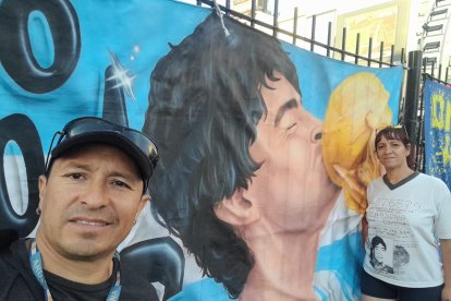 Matías Gonzalo y su pareja Mariana Vega acudieron al Obelisco por Maradona.