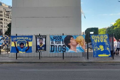Alrededor del monumento las personas colocaron banderas con las fotos impresas del Pelusa.