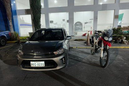 En estos vehículos se movilizaban los presuntos delincuentes.