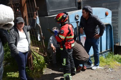 Los paramédicos de los bomberos atendieron a personas en el lugar del accidente.