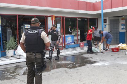 Policía llegó a la estación movil para investigar el delito. Personal de mantenimiento recogía los daños dejados por la explosión.