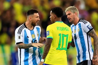 Rodrygo y Messi se encararon en el partido de Brasil con Argentina.