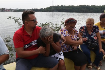 María Tacuri recibió el consuelo de sus familiares. Lloraba desconsolada.