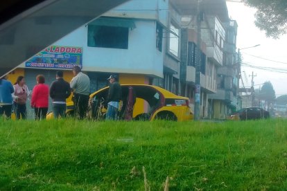Un taxi fue desmantelado y abandonado en la ciudadela Ibarra, en el sur de Quito.