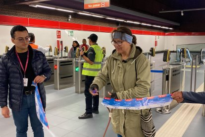 Momento en que la usuaria del Metro de Quito corta el listón e inaugura la estación