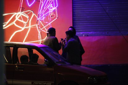 Un grupo de panas se ‘pegaba’ unos tragos a pocos metros de la estación Universidad Central, en la avenida América.
