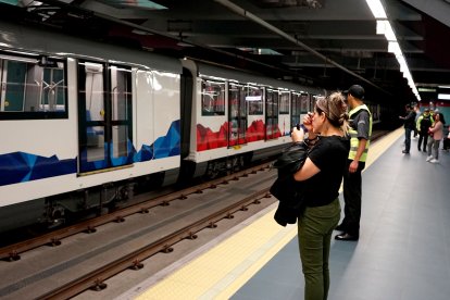Una usuaria no desaprovechó el tiempo para maquillarse en el Metro de Quito.
