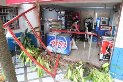 Uno de los tres cajeros automáticos de este minimarket quedó destruido.