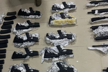 Las armas estaban envueltas en papel de aluminio.