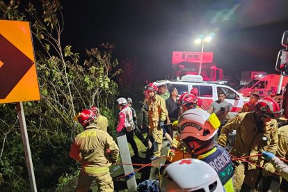 Organismos de socorro atendieron a las personas que resultaron heridas en el vuelco del bus.
