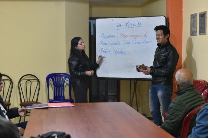 Realizan charlas en la casa comunal y filtran a los vecinos que no quieren ‘acolitar’