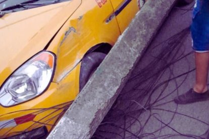 Tras el crimen, el taxi impactó un poste. Eso dejó sin suministro de energía eléctrica al sector.