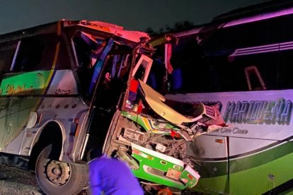 Un percance entre los dos buses dejó cuatro muertos y 11 heridos.