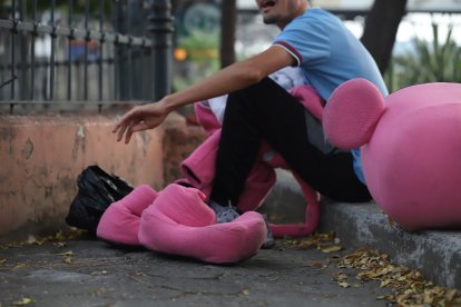 José se disfraza todos los días, sin importar el calor, para ganarse el pan.