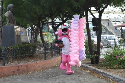Cinco minutos toma la transformación de José en la Pantera Rosa. Una vez tiene puesto el disfraz, se mete en el personaje por completo.
