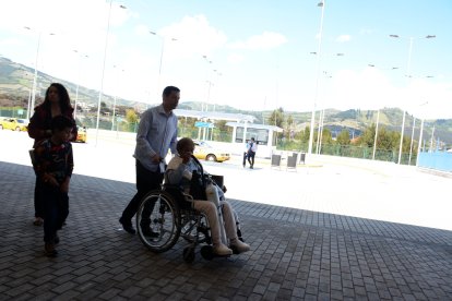 Juan Carlos Narváez llevó a su madre a vivir la experiencia de viajar en el Metro.