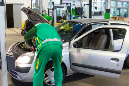 La Resolución 008-DIR-2017-ANT establece sanciones económicas para quienes no cumplan con la matriculación vehicular y la Revisión Técnica Vehicular (RTV).