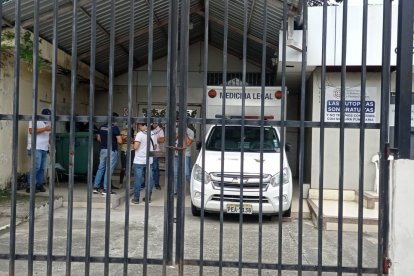 Los cadáveres fueron llevados hasta la morgue de Quevedo para las pericias.