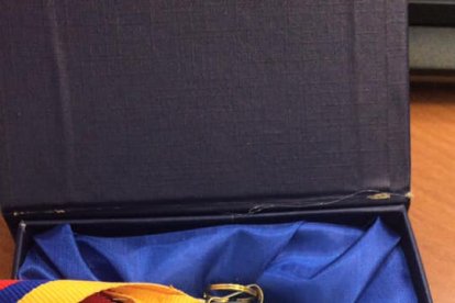 Un presente entregado por parte de un grupo de alumnos egresados hace tres años.