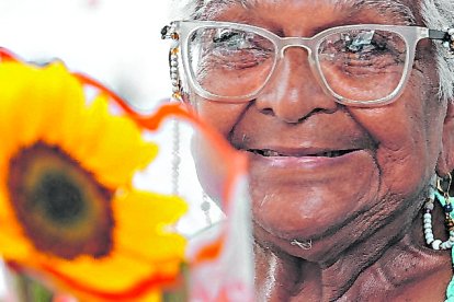 La Sambita de Urdesa, como la llaman, contagia su alegría a todos los clientes. Los trata bonito, piropea a las señoritas y convence a las parejas para que compren una flor.