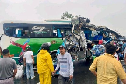 Tres vehículos pesados colisionaron, entre estos un bus. El choque, según informaron las autoridades, ocasionó que siete personas mueran.