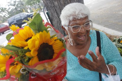 Ella se apoya en su bastón debido a complicaciones en su salud. La artrosis no le permite que se movilice fácilmente.