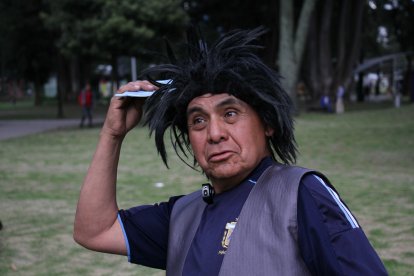 El personaje creado por Cascaritas es bastante jocoso. También entona guitarra y canta.