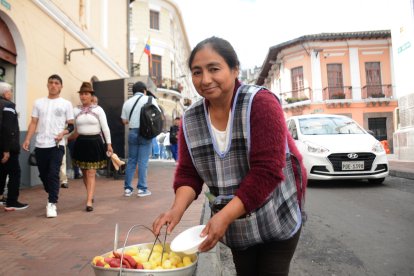Isabel Palomo recorre la ciudad con su balde y con las papas fritas dentro de este.
