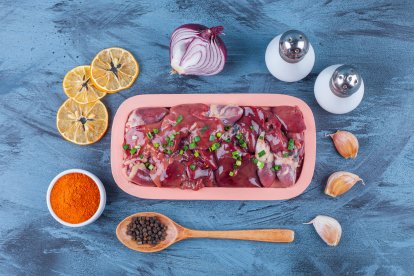 Si horneas al pavo con las vísceras y menudencias podrías cambiarle el sabor. Úsalas para preparar el relleno.