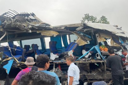 El bus de transporte interprovincial fue retirado por una grúa.