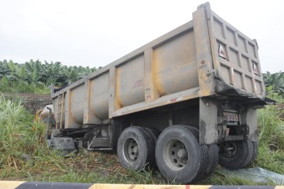La volqueta quedó encunetada a un costado de la vía.