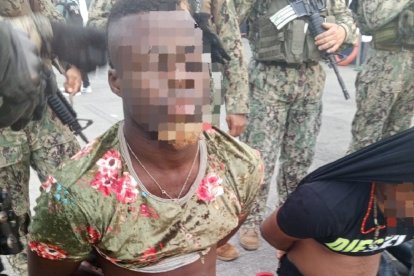 Ya parece costumbre ver a alias Elby caer... y también salir.