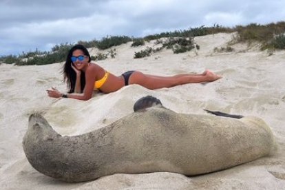 En una de sus últimas visitas, cerca de un lobo marino en una playa de las Galápagos.