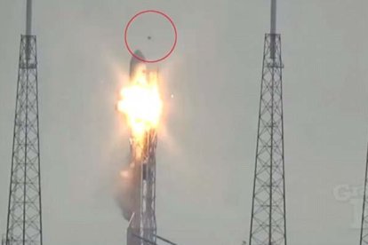 En 2016, objetos voladores se acercaron a la nave de SpaveX antes de despegar.