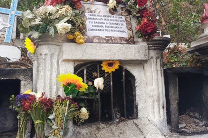 En el Cementerio Patrimonial existe un altar en el que se hacen rituales para pedir favores a la ‘santa’.