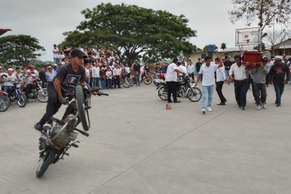 Haciendo maromas en motos, sus ‘panas’ quisieron rendirle un homenaje antes de sepultarlo.