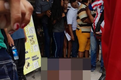 Los cadáveres quedaron en medio de la gente.